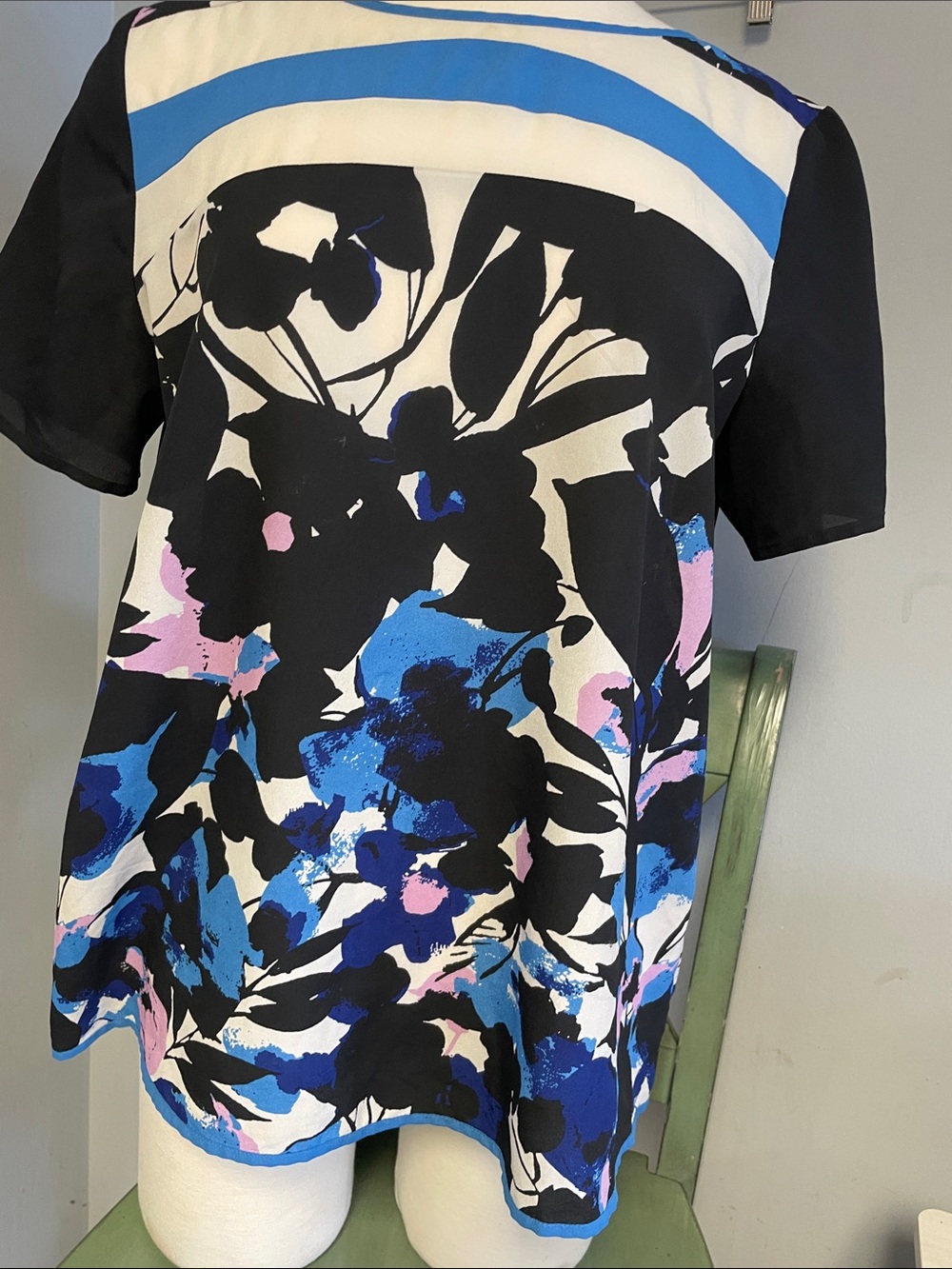 Worthington Black White Blue Floral Short Sleeve Top-used